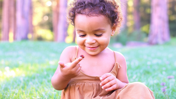 Copilărie în aer liber: aplicarea stilului de parenting scandinavian în România