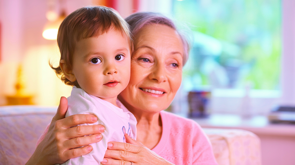 Atașamentul sigur și bunicile iubitoare: cum le îmbini armonios în creșterea copilului tău?