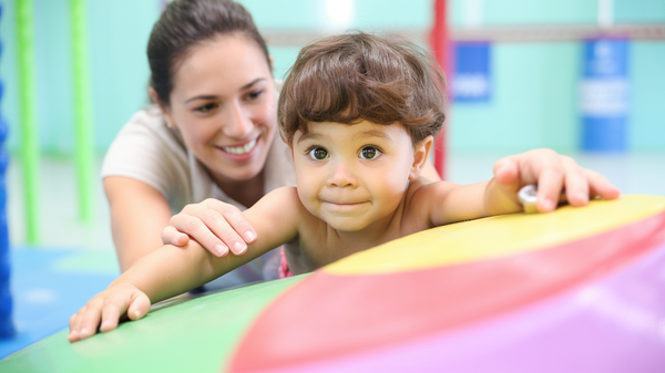 Primul pas pe verticală: Cum să-i oferi copilului tău siguranță în explorarea cățărării?