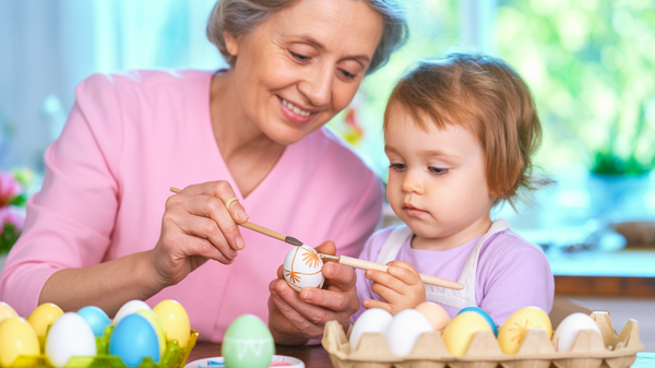 Învață arta încondeierii: cum să decorezi ouă în stil bucovinean, simplificat pentru copii