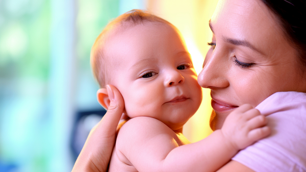 Primul râs al bebelușului: Cum să distingi magia zâmbetului de bucuria râsului autentic?