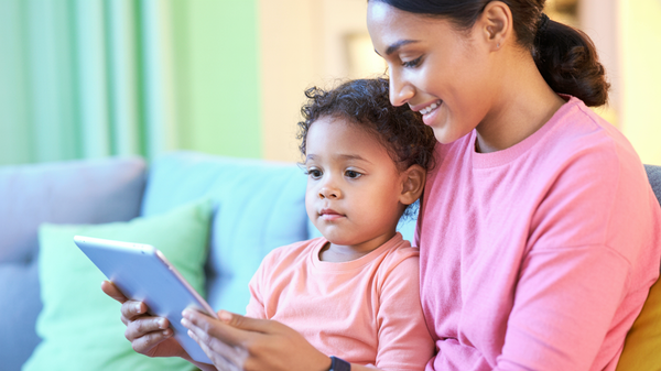 Când ecranul devine un tiran: cum te ajută TCC să recâștigi timpul copilului tău