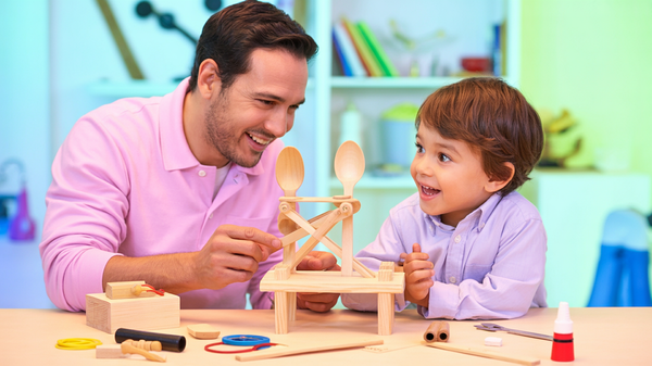 Construiește o Catapultă de Linguri: Aventura DIY care dezvăluie secretele fizicii și forțelor!