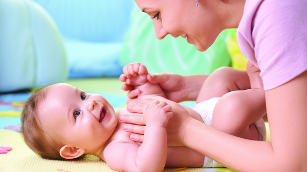 De la frustrare la flexibilitate: Cum să-l ajuți pe bebelușul tău să stăpânească rostogolirea intenționată