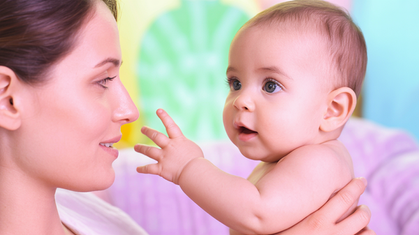 Comunicarea preverbală: Cum să descifrezi limbajul tăcut al bebelușului tău