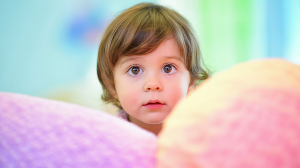 Dincolo de timiditate: cum recunoști anxietatea reală la copilul tău