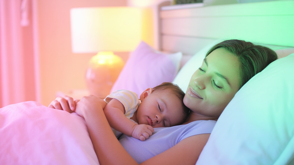 Co-sleeping versus pătuț: siguranța bebelușului și decizia informată