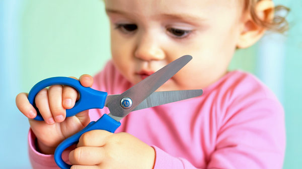 Mâini dibace: ghidul complet pentru a învăța copilul de 2 ani să folosească foarfeca în siguranță