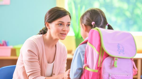 Când ghiozdanul este prea greu: Cum gestionăm anxietatea școlară în sistemul românesc