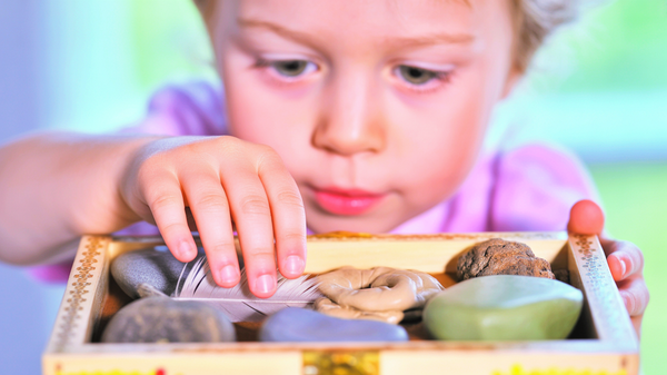 Cutia misterioasă: jocul senzorial care dezvoltă simțurile și conectează creierul copilului