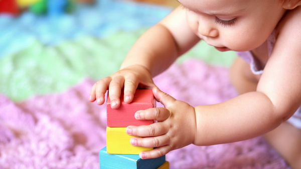 Dezvoltarea preciziei în activități de construcție: cum îl ajutăm pe cel mic să își coordoneze mânuțele